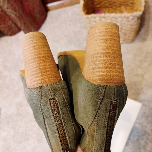 URBAN OUTFITTERS SHORT SUEDE BOOT, MOSS 9 - Picture 9 of 14